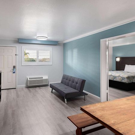Travelodge By Wyndham Lemoore Near Naval Air Station Extérieur photo