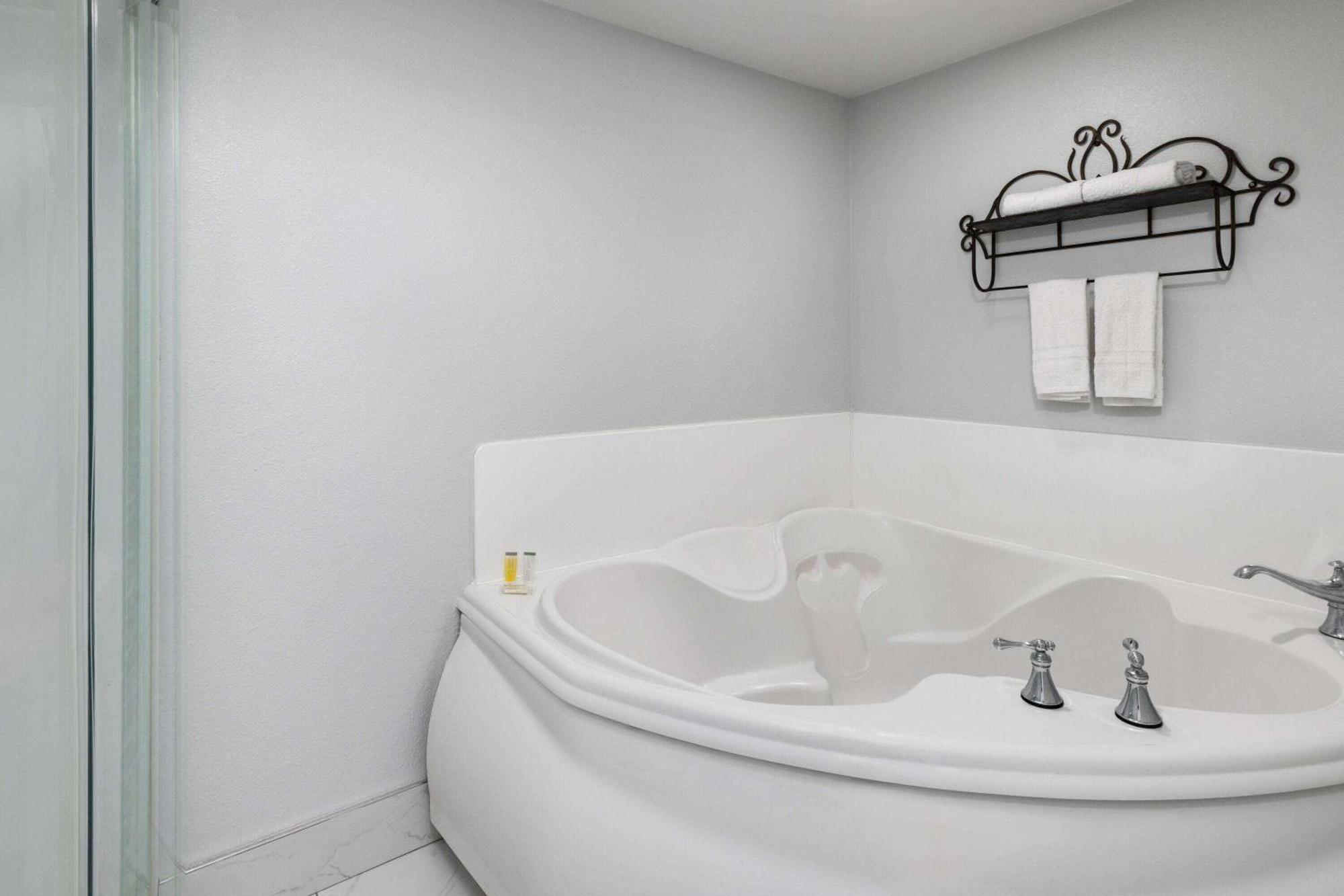 Travelodge By Wyndham Lemoore Near Naval Air Station Extérieur photo