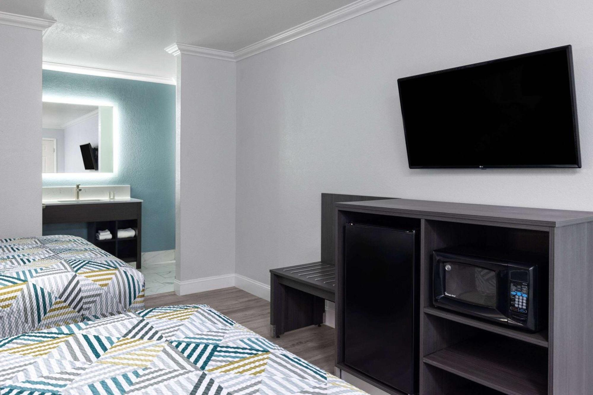 Travelodge By Wyndham Lemoore Near Naval Air Station Extérieur photo