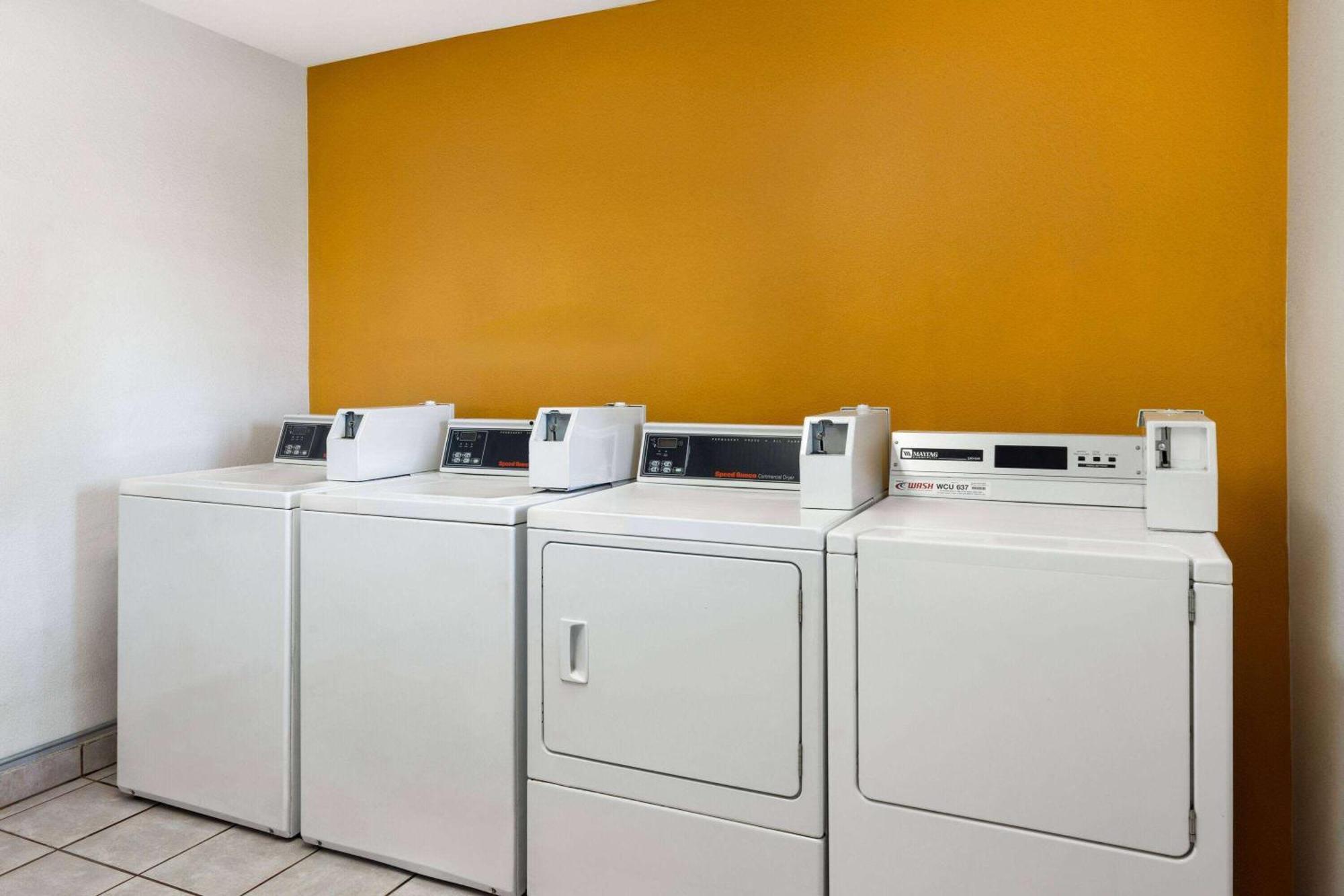 Travelodge By Wyndham Lemoore Near Naval Air Station Extérieur photo